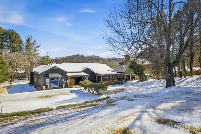 402 Pennton Avenue SW, Lenoir, NC 28645