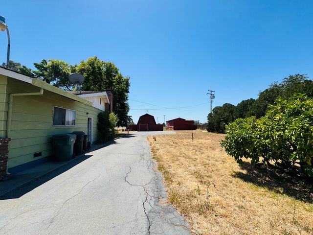9086 Gerber Rd, Sacramento, CA 95829