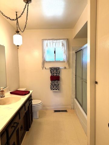 9086 Gerber Rd, Sacramento, CA 95829