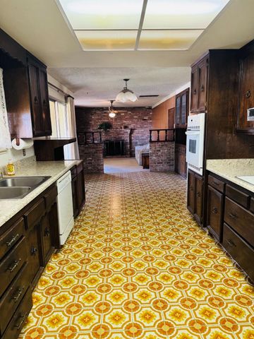 9086 Gerber Rd, Sacramento, CA 95829