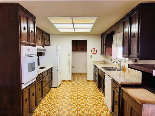9086 Gerber Rd, Sacramento, CA 95829