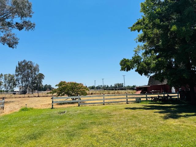9086 Gerber Rd, Sacramento, CA 95829
