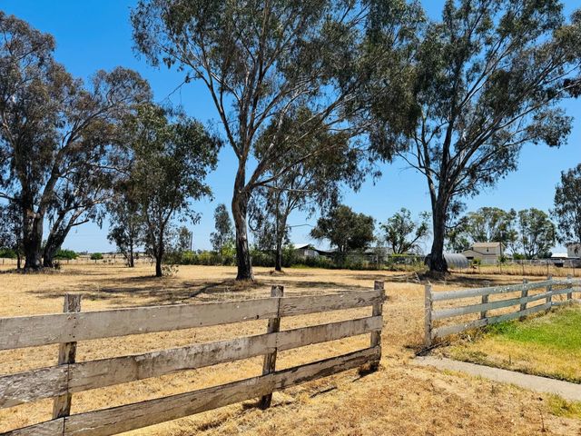 9086 Gerber Rd, Sacramento, CA 95829