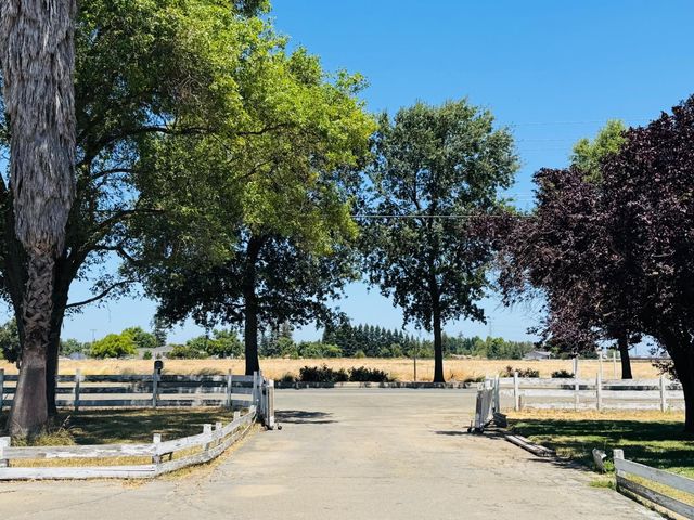 9086 Gerber Rd, Sacramento, CA 95829