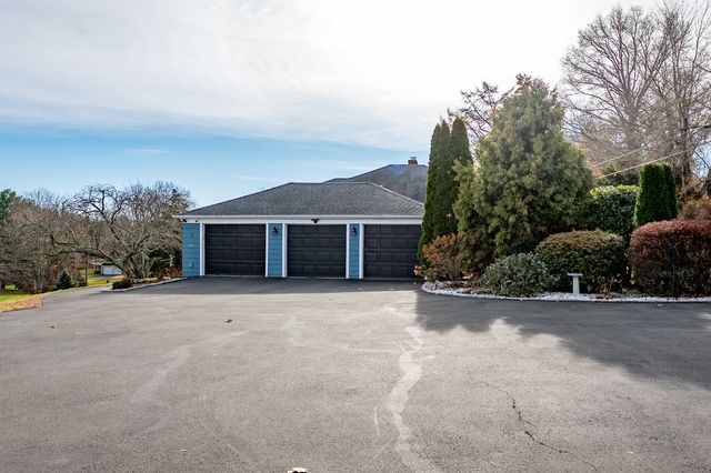 15 Griffing Pond Road, Branford, CT 06405