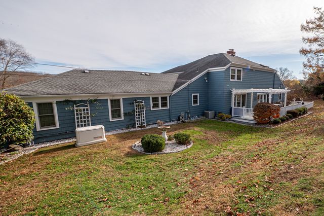 15 Griffing Pond Road, Branford, CT 06405