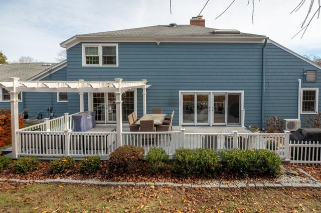 15 Griffing Pond Road, Branford, CT 06405