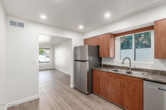 6813 E PINCHOT Avenue, Scottsdale, AZ 85251