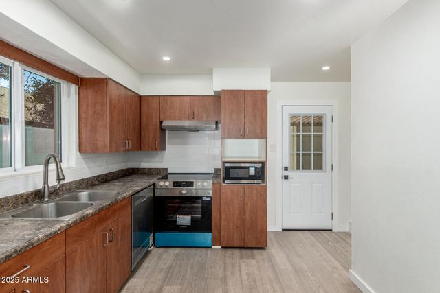 6813 E PINCHOT Avenue, Scottsdale, AZ 85251