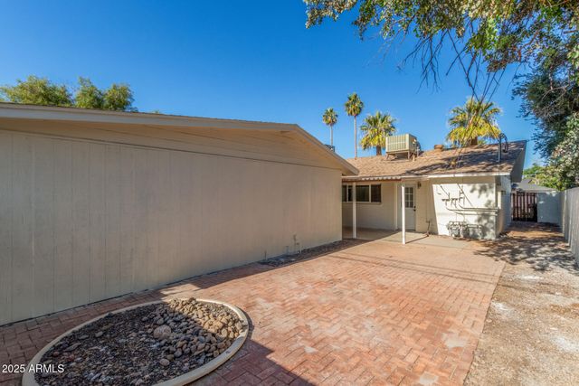 6813 E PINCHOT Avenue, Scottsdale, AZ 85251