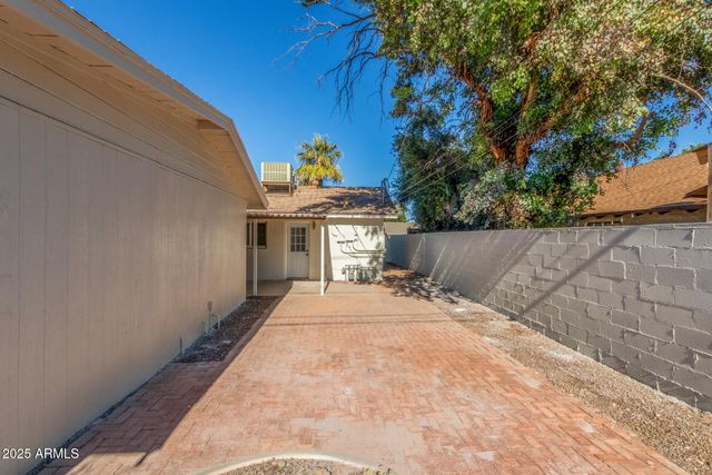 6813 E PINCHOT Avenue, Scottsdale, AZ 85251