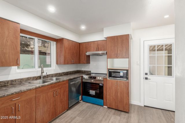 6813 E PINCHOT Avenue, Scottsdale, AZ 85251