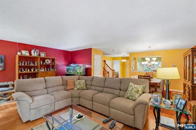 53 Woodledge Court, Rockaway Township, NJ 07866
