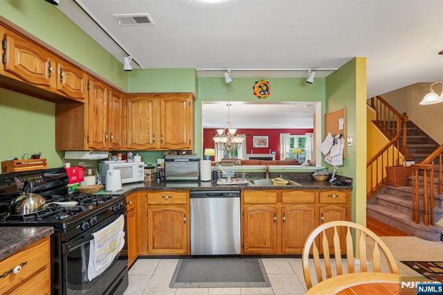 53 Woodledge Court, Rockaway Township, NJ 07866