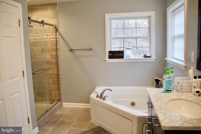 11601 WARREN LN, Fairfax, VA 22030