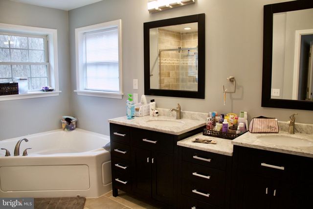 11601 WARREN LN, Fairfax, VA 22030