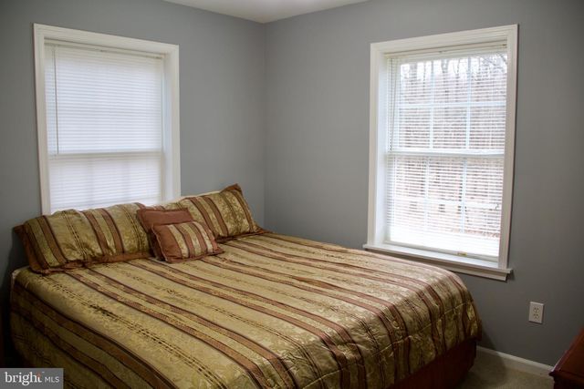11601 WARREN LN, Fairfax, VA 22030