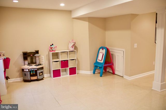 11601 WARREN LN, Fairfax, VA 22030