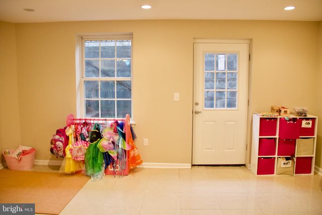 11601 WARREN LN, Fairfax, VA 22030