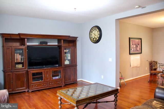 11601 WARREN LN, Fairfax, VA 22030