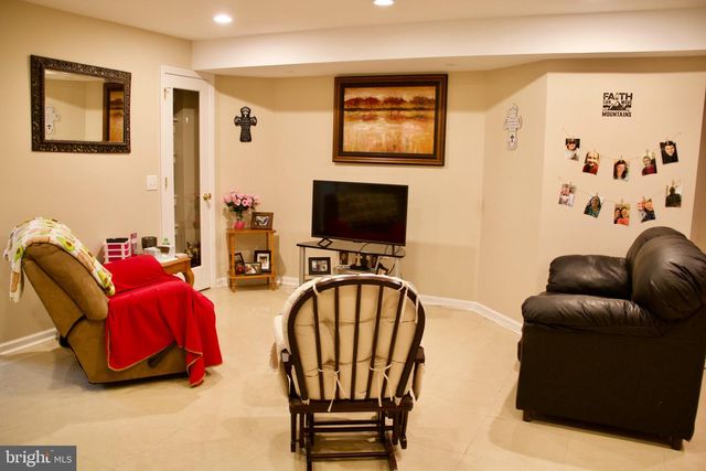 11601 WARREN LN, Fairfax, VA 22030