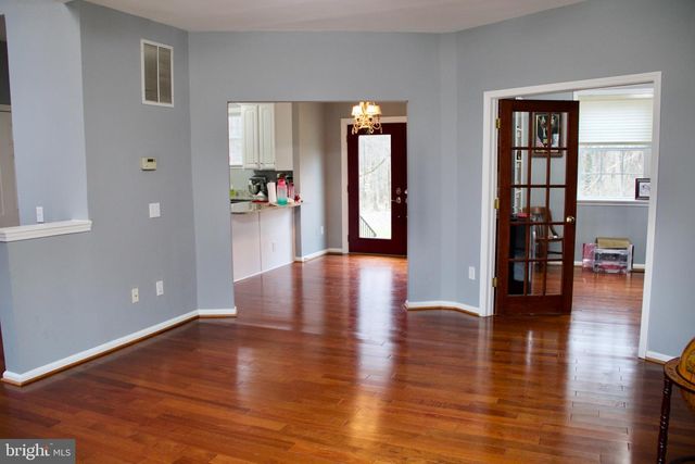 11601 WARREN LN, Fairfax, VA 22030