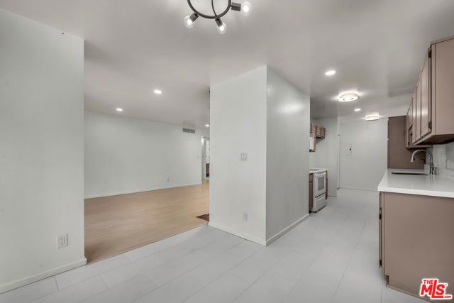 406 N Oakhurst Drive 202, Beverly Hills, CA 90210