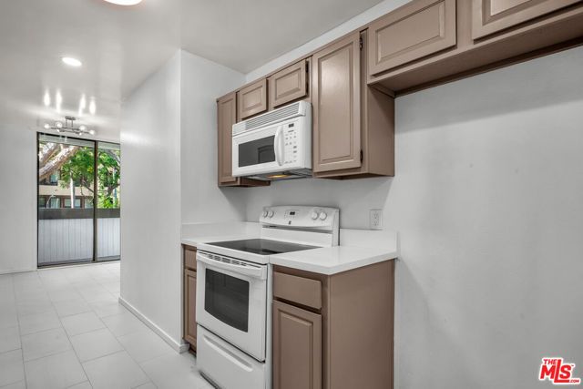 406 N Oakhurst Drive 202, Beverly Hills, CA 90210