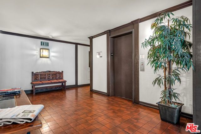 406 N Oakhurst Drive 202, Beverly Hills, CA 90210