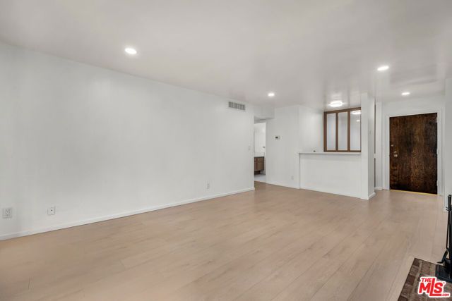 406 N Oakhurst Drive 202, Beverly Hills, CA 90210