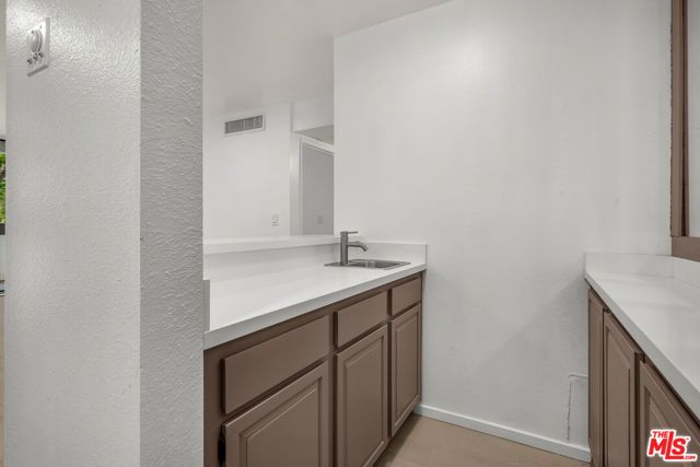 406 N Oakhurst Drive 202, Beverly Hills, CA 90210