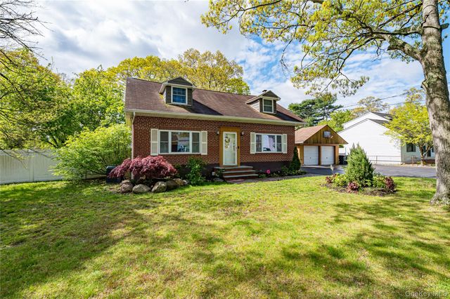 78 Cedar Oaks Avenue, Farmingville, NY 11738