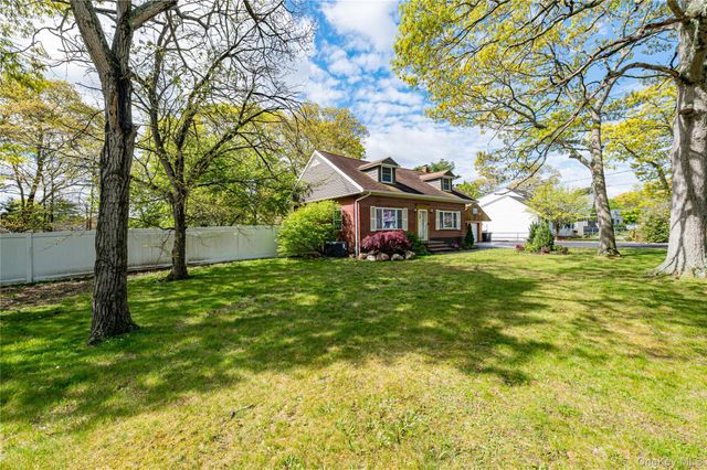 78 Cedar Oaks Avenue, Farmingville, NY 11738