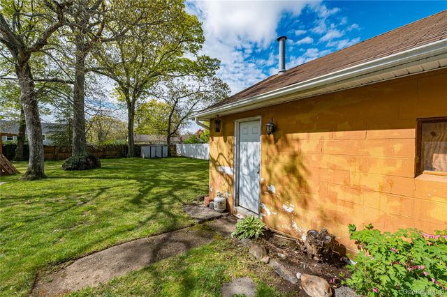 78 Cedar Oaks Avenue, Farmingville, NY 11738