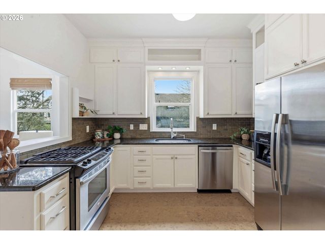 2624 Ne SUMNER St, Portland, OR 97211