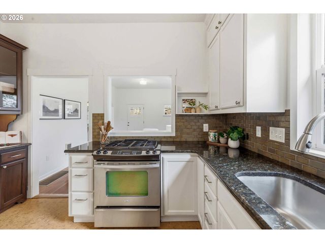 2624 Ne SUMNER St, Portland, OR 97211