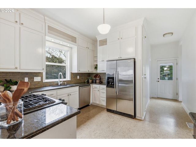 2624 Ne SUMNER St, Portland, OR 97211