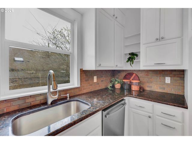 2624 Ne SUMNER St, Portland, OR 97211