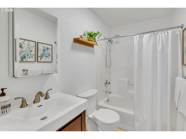 2624 Ne SUMNER St, Portland, OR 97211