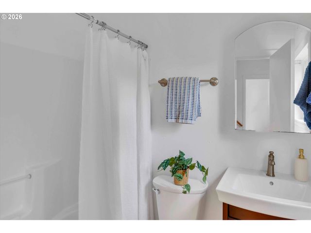 2624 Ne SUMNER St, Portland, OR 97211