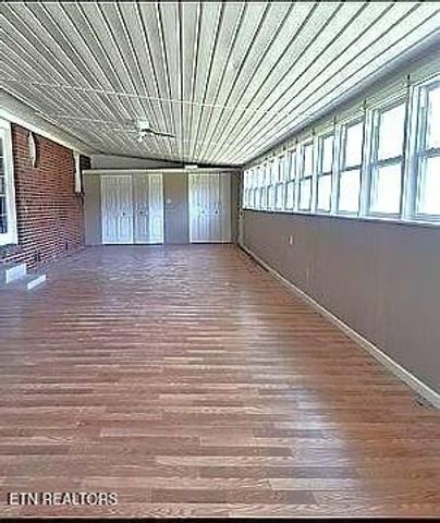 992 Shelly Rd, Decherd, TN 37324