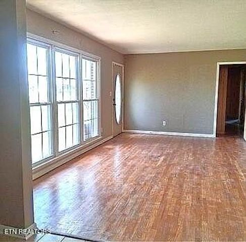 992 Shelly Rd, Decherd, TN 37324