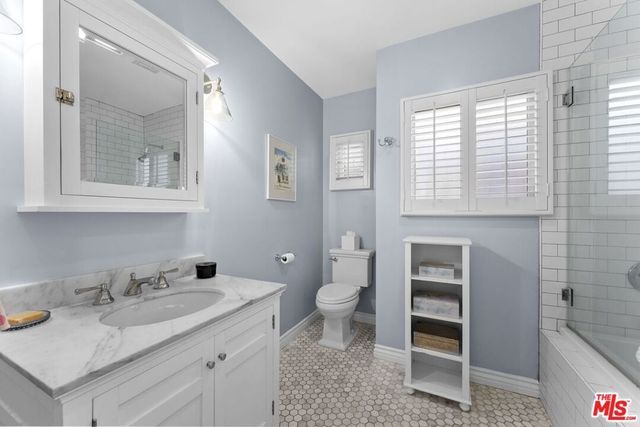 2030 S Redondo Boulevard, Los Angeles, CA 90016