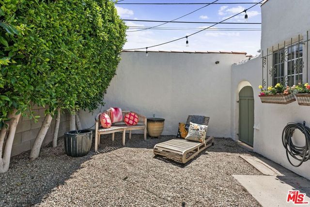 2030 S Redondo Boulevard, Los Angeles, CA 90016