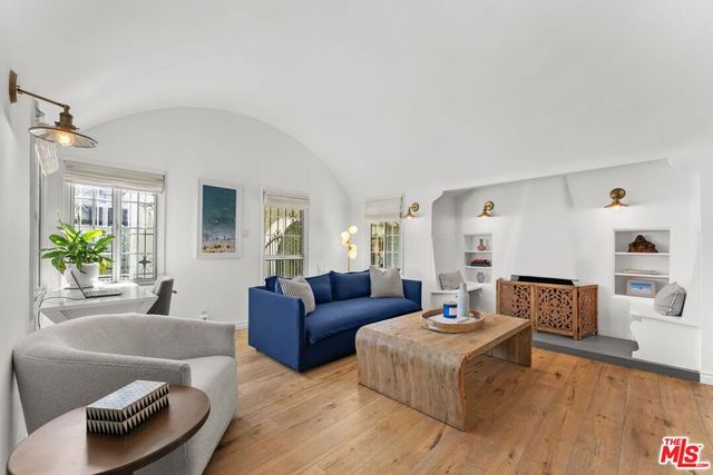 2030 S Redondo Boulevard, Los Angeles, CA 90016