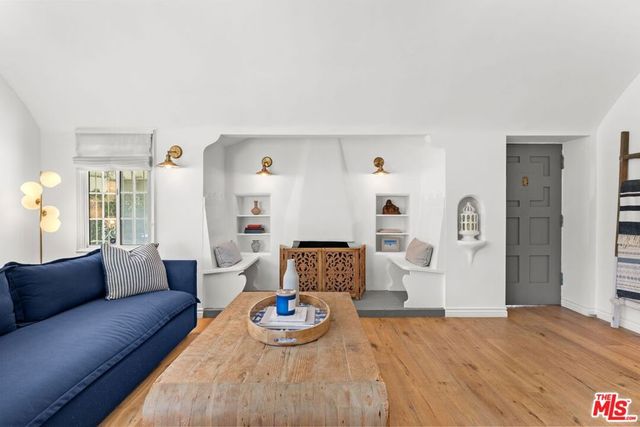 2030 S Redondo Boulevard, Los Angeles, CA 90016