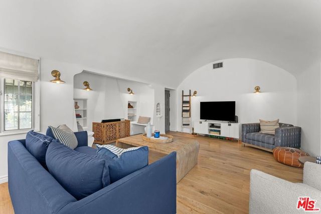 2030 S Redondo Boulevard, Los Angeles, CA 90016