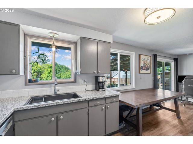 440 N YAMHILL St, Carlton, OR 97111