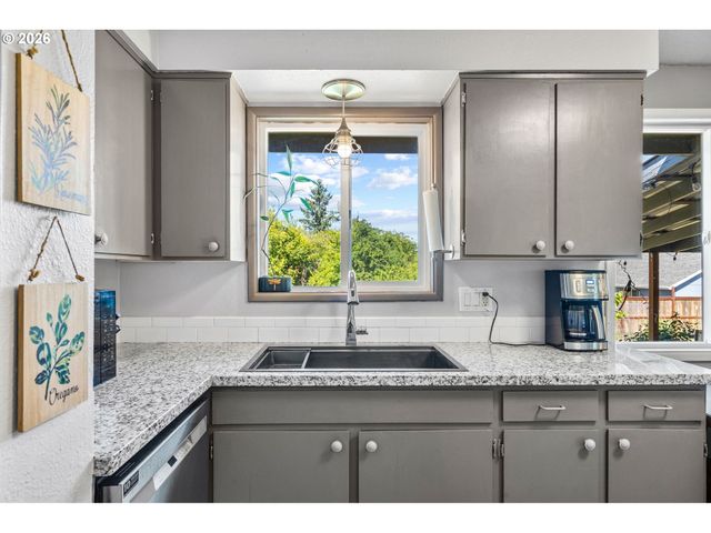 440 N YAMHILL St, Carlton, OR 97111