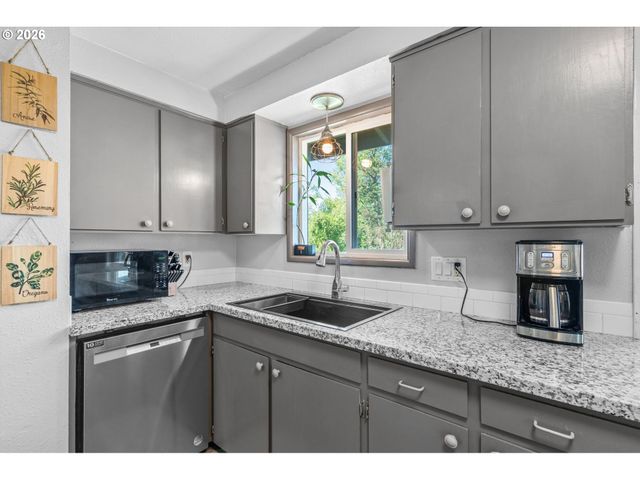 440 N YAMHILL St, Carlton, OR 97111